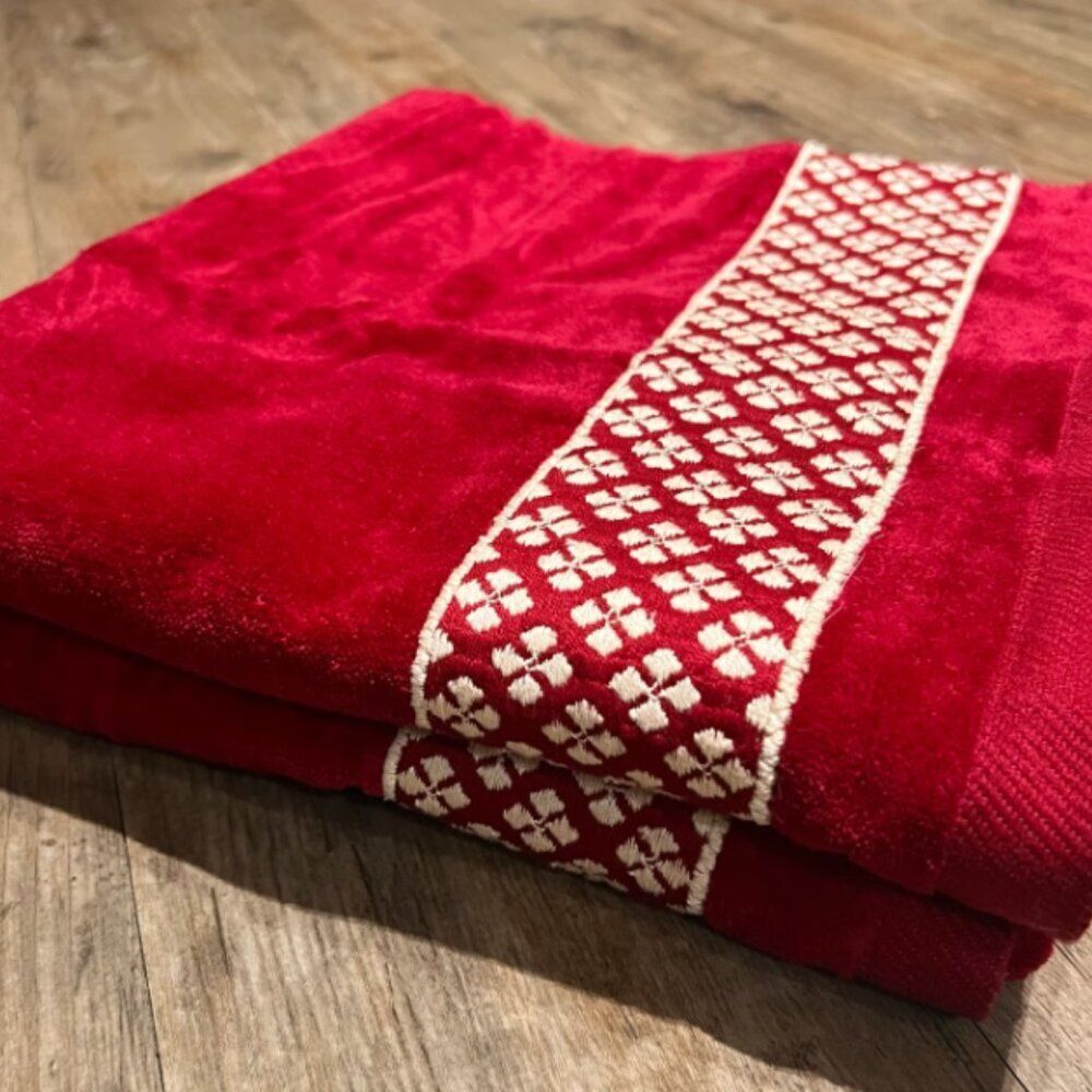 Vintage The Avanti Look Lux Collection Red Bath Towel w/ Embroidered Accent NWOT